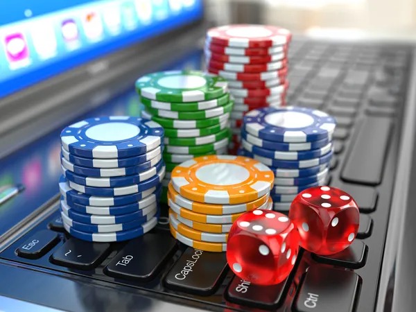 Wolf Gold slot game on initoto mobile showing five reels and betting controls